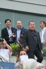 组图：郭富城爱驹初战马场夺冠 兴奋不已亲自下场