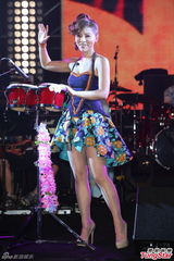 组图：丁当开唱秀电臀马达 MP脱衣湿身助阵