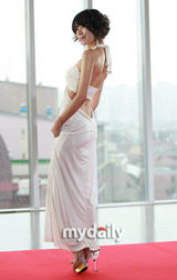 幻灯图：李芭妮个人写真集发布会 充满诱惑力姿态