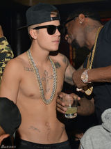 组图：比伯派对半裸晒肌秀人鱼线 称积攒正能量