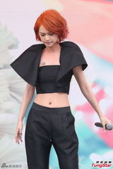 组图：杨丞琳红发抢镜 大秀小蛮腰粉丝饱眼福