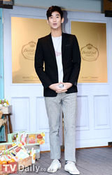 组图：金秀贤帅气夹克装出席某甜品开业典礼