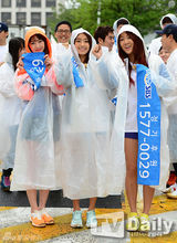 组图：韩团SISTAR冒雨出席活动宣传献爱心