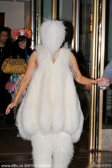 组图：GAGA获男友甜蜜献吻庆生 造型似猴头菇