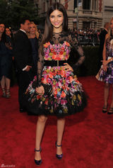 高清组图：维多利亚-嘉丝蒂黑纱花朵礼服亮相