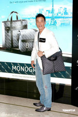 幻灯图：任达华收藏金银钻石打火机 被女儿强制戒烟