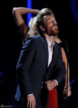 组图：MTV电影奖现场 法斯宾德熊抱塞隆