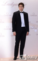 组图：金惠秀权相佑成宥利等优雅亮相品牌活动