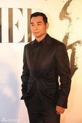 组图：赵文卓绅士亮相颁奖礼 获邀为陈红颁奖