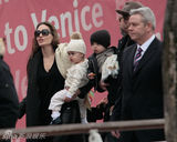 幻灯图：朱莉皮特现身威尼斯 全家秀帽子争做潮人