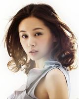 组图：王子文甜美可爱升级 示范清新少女妆容