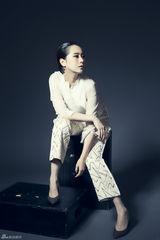 组图：海清暗色系御姐封面 眼神忧郁神秘气质