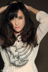 组图：杜若溪森系写真甜美 长卷发俏皮似仙女