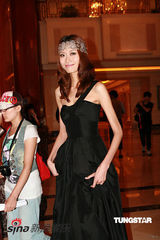 幻灯图集：爱戴酥胸半露火辣出场 蔡康永侯佩岑联袂主持