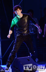 高清组图：2PM首尔开唱 野兽团魅力大爆发