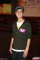 组图：陈百祥欲备护膝贺台庆 余咏珊否认加奖金