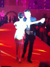 组图：王志飞张定涵大婚 新人跳探戈深情拥吻