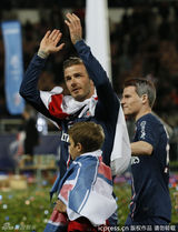 组图：贝克汉姆退役赛维多利亚携子女观战