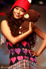 组图：苏岩《时尚装苑》明星T台秀 凸显百变特质