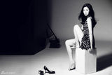 组图：刘庭羽曝黑白写真 展优雅干练女人风