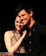 组图：《暮光》三主角留手印 斯图尔特裙短险走光