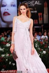 组图：安娜蕾-提普顿闪耀红毯 裸色纱裙飘逸轻盈