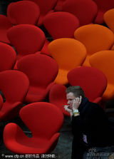 柏林电影节会场布置有序 工作人员认真喷涂金熊Logo