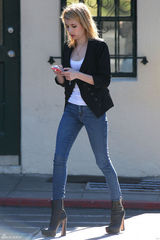 高清组图：艾玛-罗伯兹街拍 小西装外套搭配潮鞋