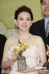 组图：曾宝仪金马礼服性感亮相 自嘲曾志伟像哈比人