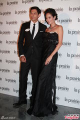 组图：赵式芝再陷同性情 与杨如芯亲密携手亮相