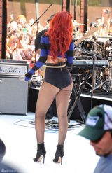 高清组图：蕾哈娜红发网袜性感演出  发型别致