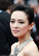 组图：章子怡灰墨裹胸裙走红毯妆容精致