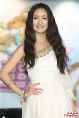 组图：林依晨露肩长裙亮相 宅男宅女争相合影