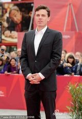 《我仍在这里》首映 导演卡西与影迷亲切玩自拍 