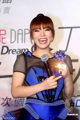 幻灯图：丁当首登台湾开唱 热舞开场展惊人唱功