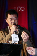 组图：李亚鹏首送钻戒王菲展羞涩