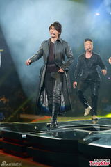 组图：古惑仔五子开唱显本色 伊健小春示爱太太