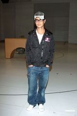 幻灯图：郑嘉颖不出席戴思聪丧礼 黄浩然否认靠太太 