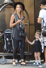 组图：阿尔芭摇滚装街头讲电话 女儿小黑裙卖萌