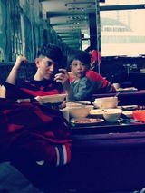 组图：最帅潮爸萌娃走红 潮萌不输林志颖父子