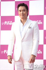 组图：全智贤性感亮相电影节红毯 女星走光露底