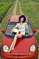 高清图：刘园园最新汽车大片 明媚春色展娇俏