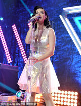 组图：凯蒂佩里新专辑发布 穿透视裙调戏主持人