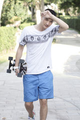 组图：高仁与萌犬拍写真 展治愈系男神魅力