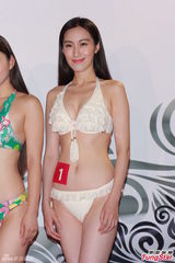 组图：亚姐泳装火辣秀胸 怪咖多女版王祖蓝现身