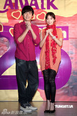 幻灯图：林志玲助阵模特公司开工 泳装环节趣味十足