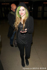 组图：艾薇儿“彩发”粉色变绿色 延续摇滚风格