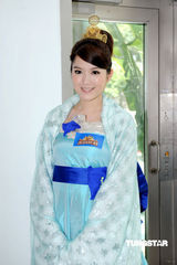 幻灯组图：众星古装亮相 现身“翡翠明珠耀马场”