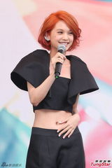 组图：杨丞琳红发抢镜 大秀小蛮腰粉丝饱眼福