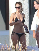 组图：玛丽亚-曼努诺三点式涂防晒霜 性感撩人